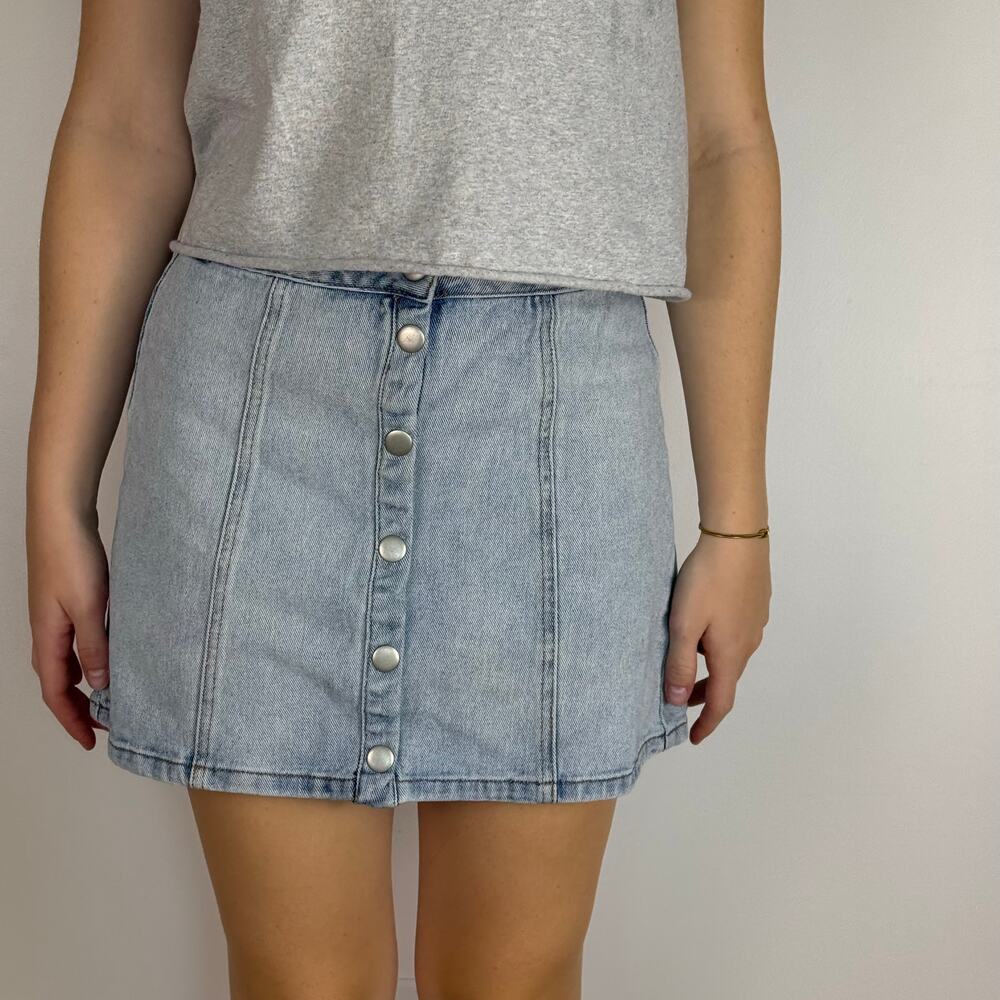 Bullhead light wash denim button front mini skirt size 27